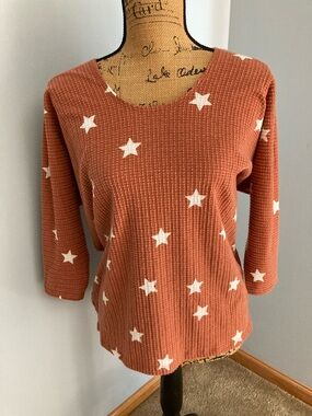 Kim & Cami Rust Star Print Waffle Knit Top Women Size Large